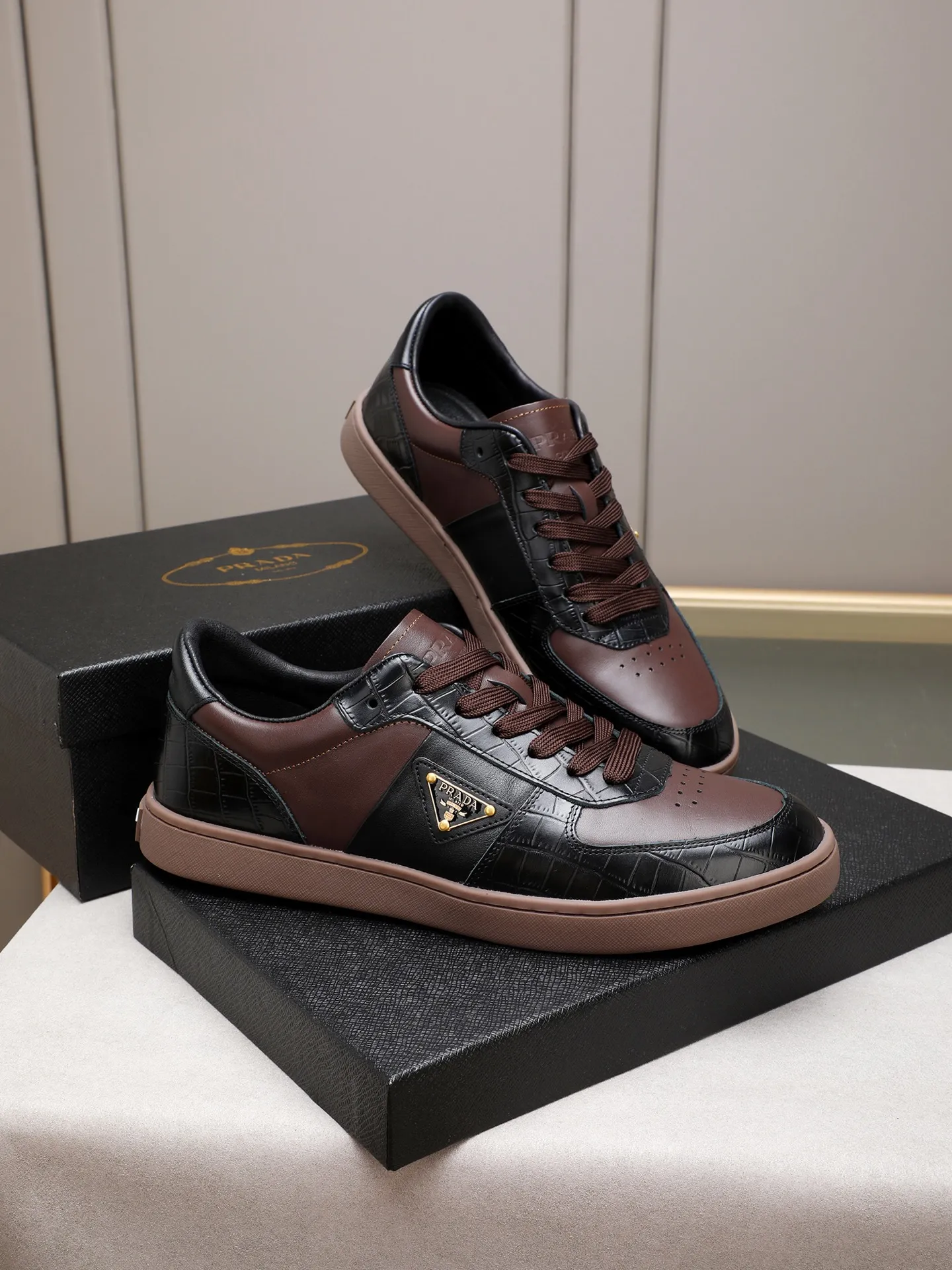 Men's shoes💰420💰 Brand: PRADA (Prada) Standard code: Men's code 38–44 (45 can be customized) Material: Original cowhide, breathable sheep lining Special outsole Style category: Men's fashionable casual sneakers Low-key luxury! Color: actual picture color